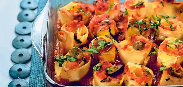 Рулеты из лазаньи с сырной начинкой