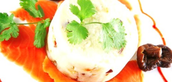 Холодная закуска из копченого лосося с творожным сыром