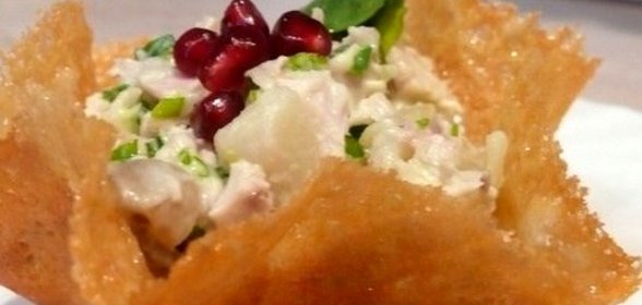 Салат в сырной корзинке
