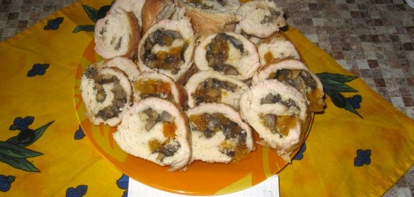 Куриный рулет с грибами и курагой