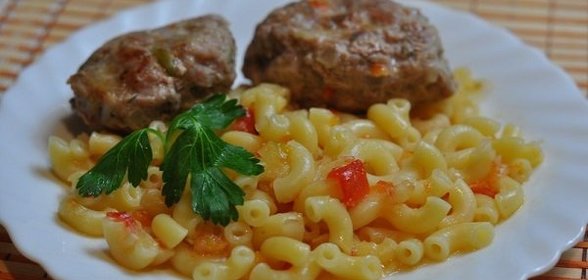 Макароны с котлетами