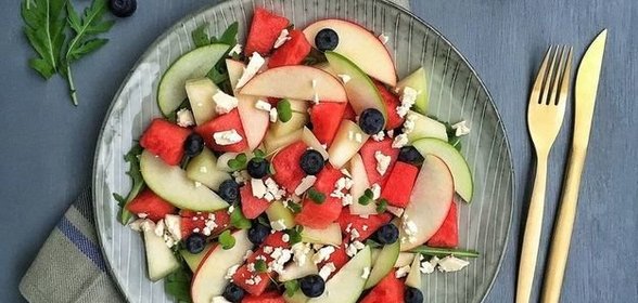 Салат с черникой, яблоком, арбузом и дыней