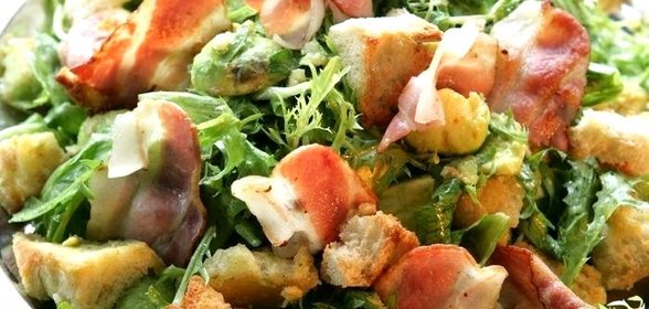 Салат айсберг с беконом и авокадо