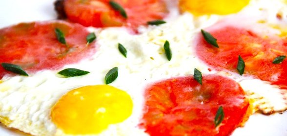 Яичница глазунья с помидорами