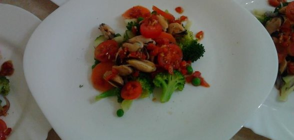 Салат с мидиями,брокколи,помидорами черри и зеленым горошком.