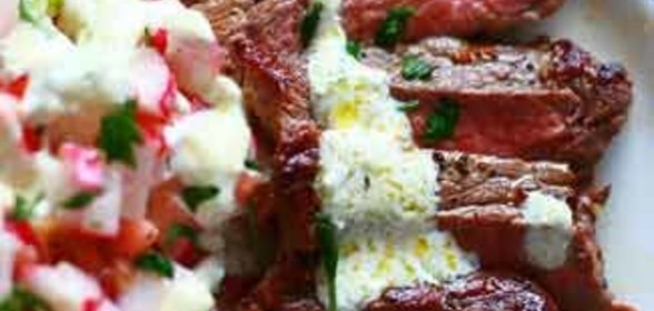 Салат из помидоров и редиса с говядиной и заправкой из брынзы