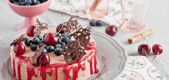 Шоколадное парфе с корицей и черешней