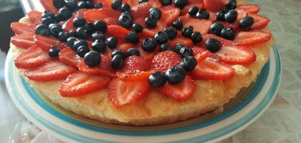 Пирог Нежность с клубникой и голубикой