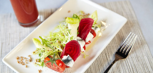 Салат со свеклой и сыром шавру