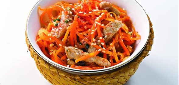 Салат из моркови со свининой