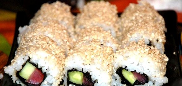 Роллы урамаки с тунцом