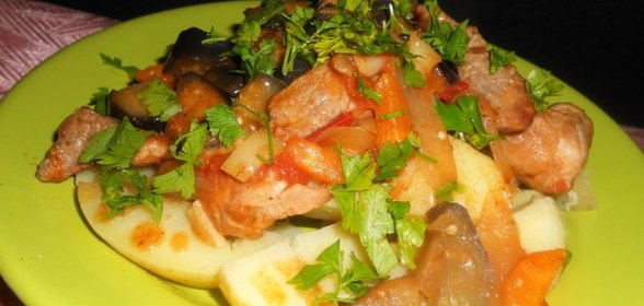 Молодой картофель со свининой и баклажанами