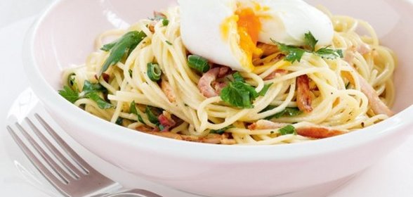 Спагетти с беконом и яйцом-пашот