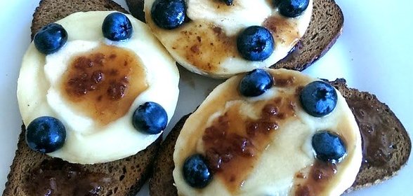 Тосты с бри, яблоками и свежими ягодами