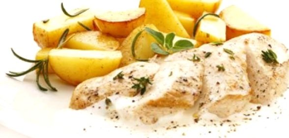Куриные грудки в сметане и картошкой