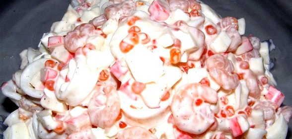 Салат с кальмарами и крабовыми палочками