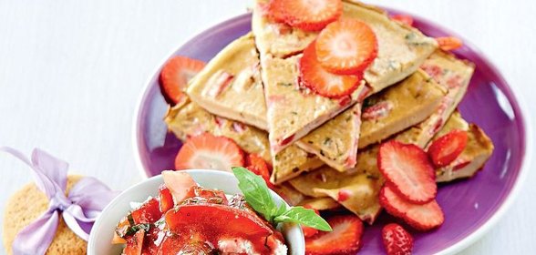 Сладкий омлет с клубникой