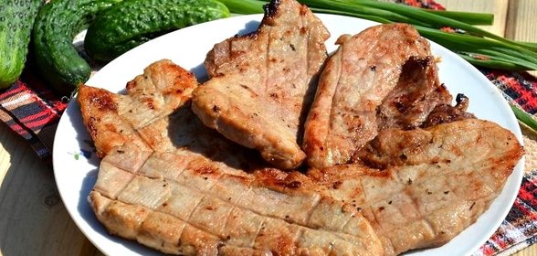 Свиные стейки на мангале