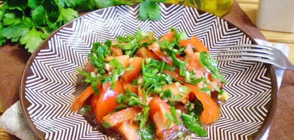 Помидоры с зеленью и чесноком