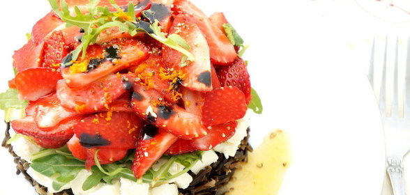 Салат с клубникой и диким рисом