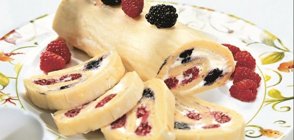 Бисквитный рулет с ягодами