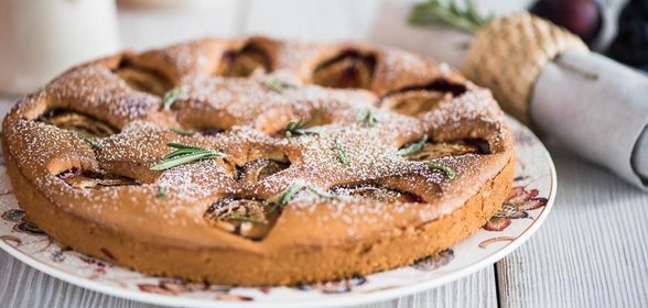 Шарлотка со сливами