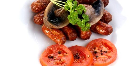 Тушеные сосиски в красном вине с грибами