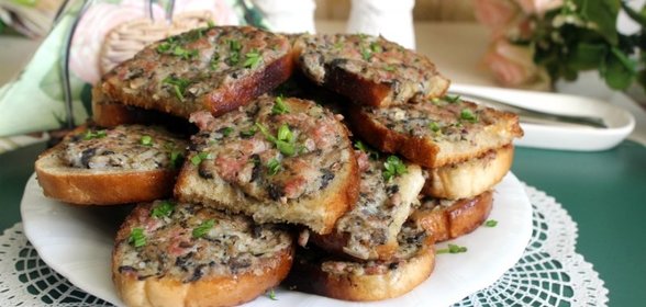 Гренки с мясным фаршем и шампиньонами