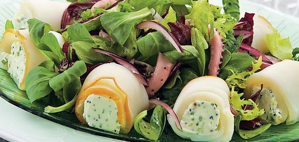 Салат с рулетиками из кальмара