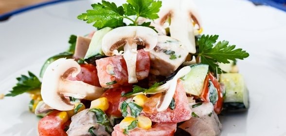 Салат с куриным филе и овощами