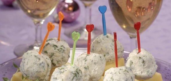 Сырная закуска с виноградом