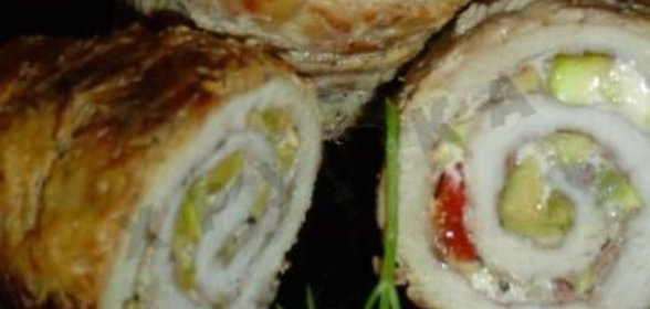 Рулет из грудинки с фисташками