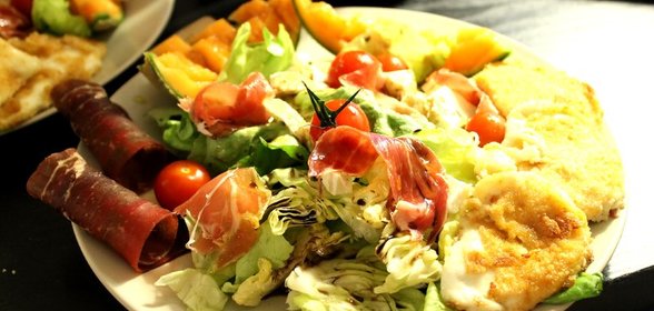 Салат итальянский с дольками дыни, панированной моцареллой, под бальзамическим соусом