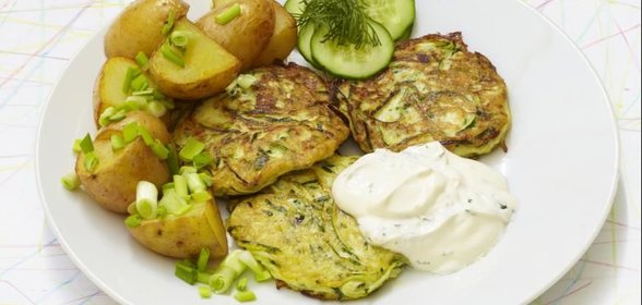 Кабачковые оладьи и молодой картофель