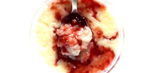 Ризотто с кокосовым молоком, печеными сливами и красной смородиной