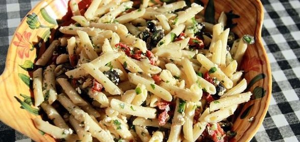 Средиземноморский салат с анчоусами