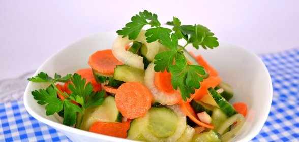 Маринованный салат из моркови и огурцов
