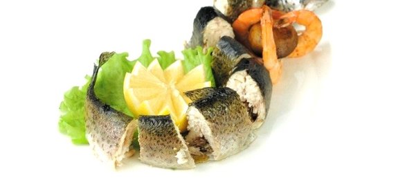 Фаршированная креветками и грибами форель