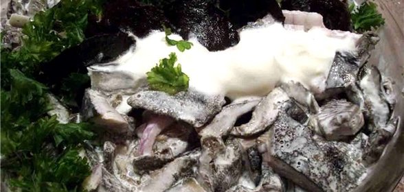 Соленые грузди в сметане