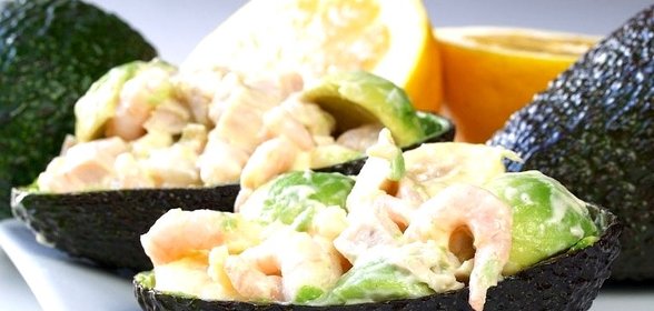 Салат в авокадо с креветками