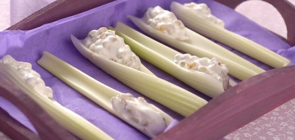 Сырная закуска на сельдерее