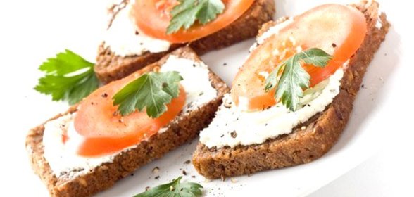 Бутерброды с помидорами и хреном