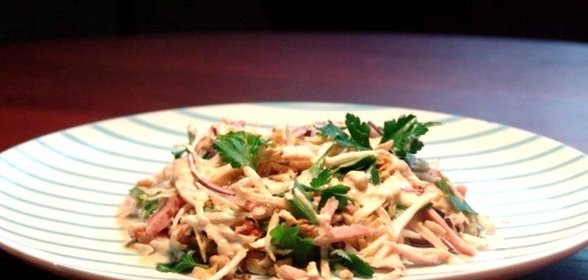 Простой салат с копченой курицей