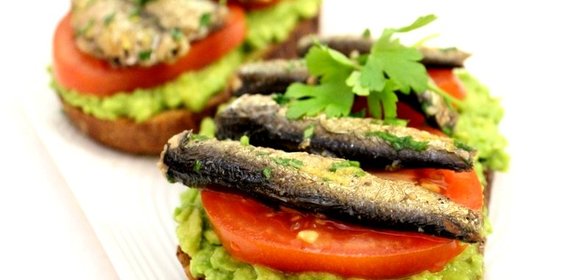 Бутерброды со шпротами и авокадо