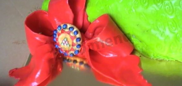 Праздничный бант из мастики на торт