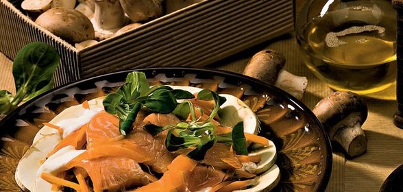 Салат из свежих шампиньонов и копченого лосося