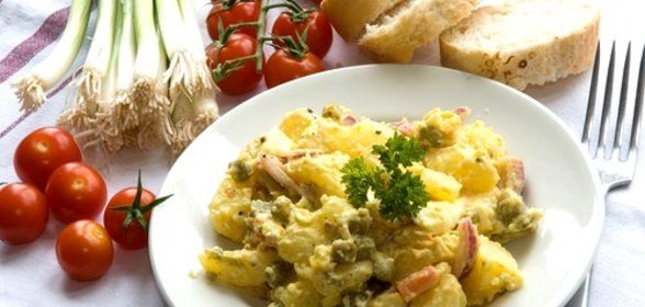 Картофельный салат с горошком и кинзой