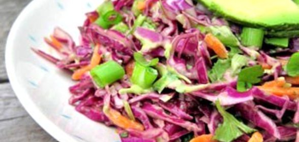 Салат из краснокочанной капусты, авокадо, сельдерея и огурцов