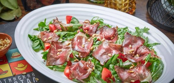 Листья салата с вяленой говядиной и томатами
