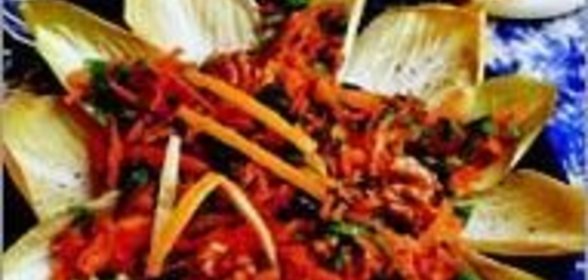 Салат из цикория, моркови и кресса водяного